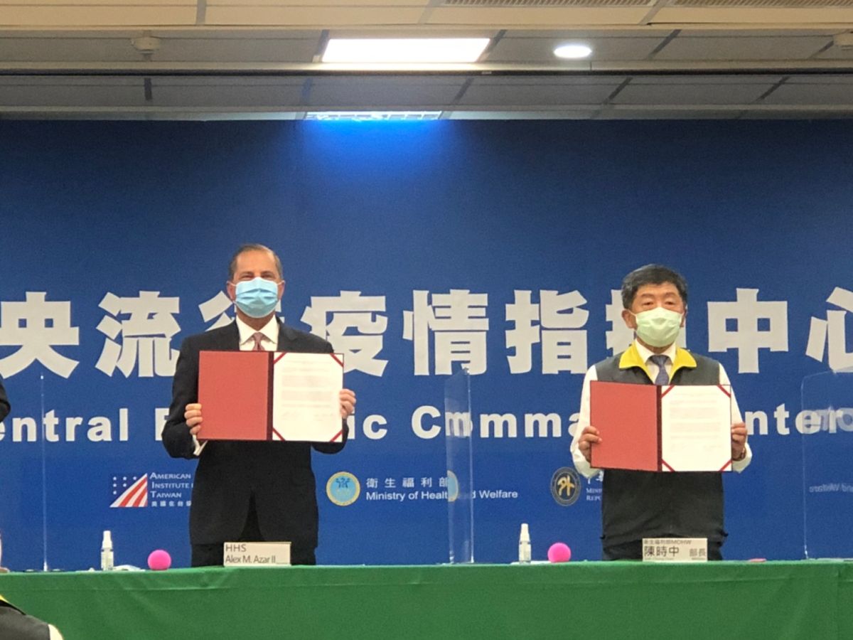 ▲美國衛生及公共服務部部長阿薩爾（ Alex Azar ）來台訪問，今(10)日下午到中央流行疫情指揮中心，和衛福部長陳時中會面，簽署「醫衛合作備忘錄」。