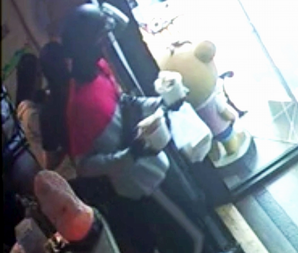 ▲外送員取餐將餐點拿在手上。（圖／早午餐店總部提供）