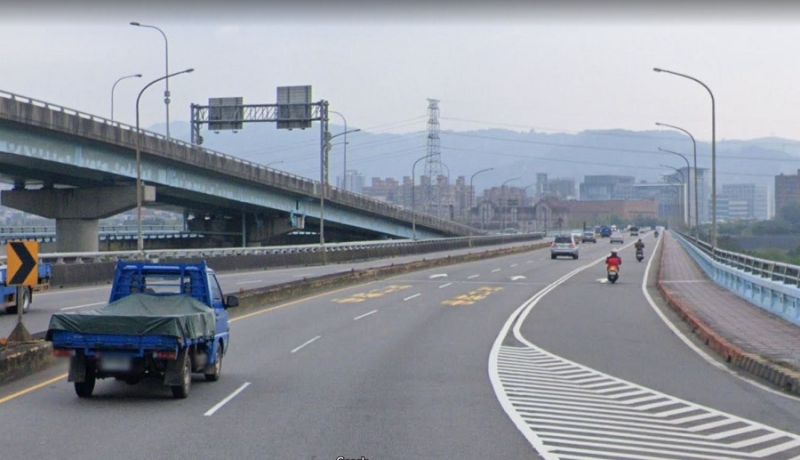 城林橋險象環生警方加強取締汽機車搶道 地方 Nownews今日新聞 城林橋險象環生警方加強取締汽機車搶道 地方 Nownews今日新聞