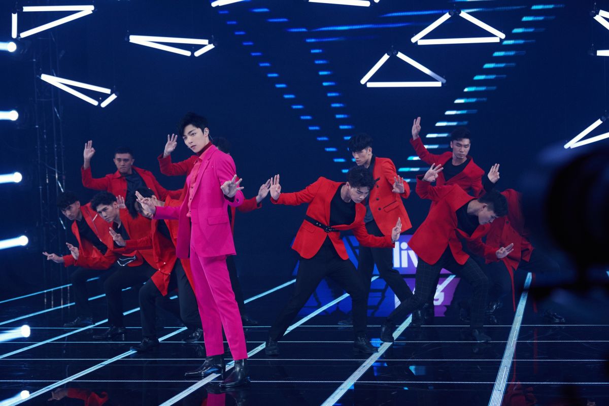 ▲陳立農（玫紅襯衫）時常透過社群媒體分享隔離生活，居家模樣不藏私全公開。（圖／TME live提供）