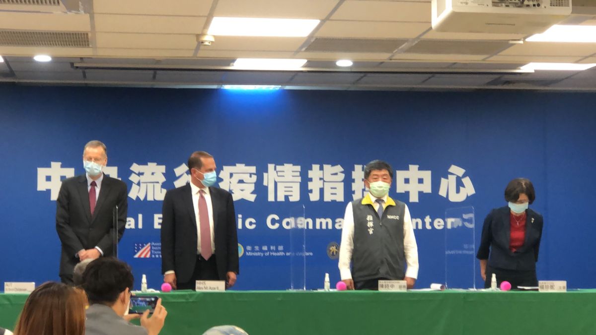▲美國衛生及公共服務部部長阿薩爾（ Alex Azar ）來台訪問，今(10)日下午到中央流行疫情指揮中心，和衛福部長陳時中會面，簽署「醫衛合作備忘錄」。