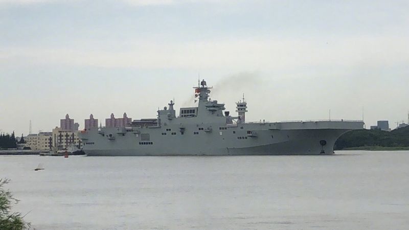 ▲中國網民拍下的075兩棲攻擊艦，據中媒稱該艦作戰目標就是要拿來登陸台灣。（圖／翻攝自《觀察家者》）