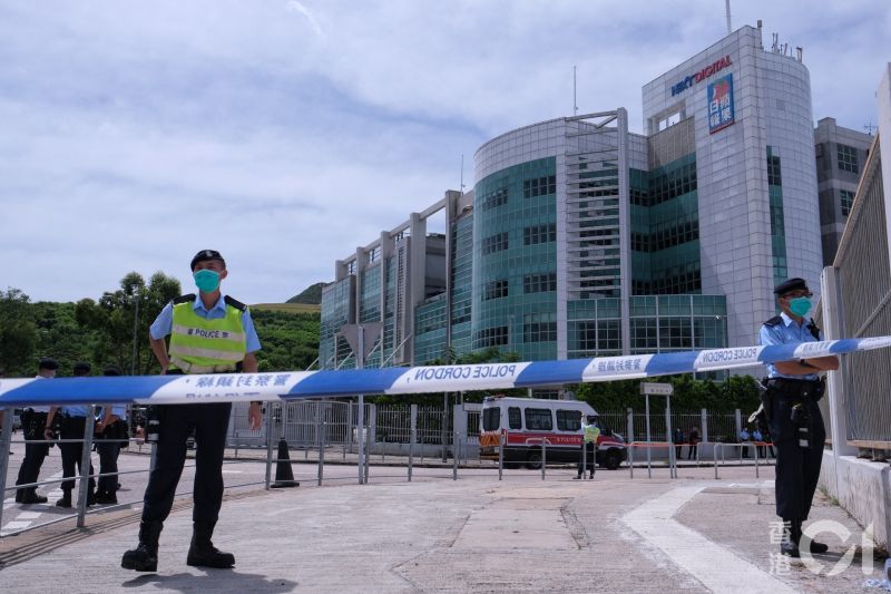 ▲香港警方今日（8/10）進入壹傳媒大樓搜查。（圖／翻攝自《香港01》）