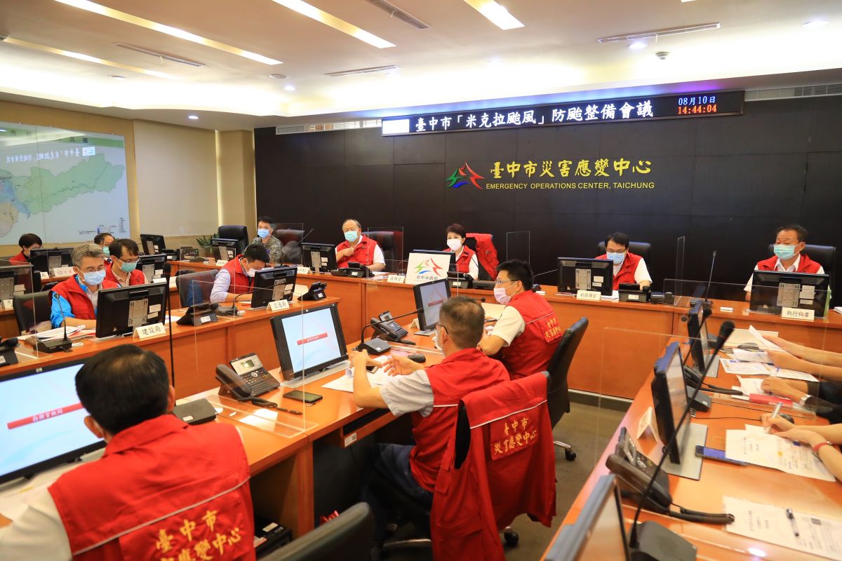▲台中市災害應變中心三級開設，由市長盧秀燕親自主持整備會議。（圖／台中市府提供）