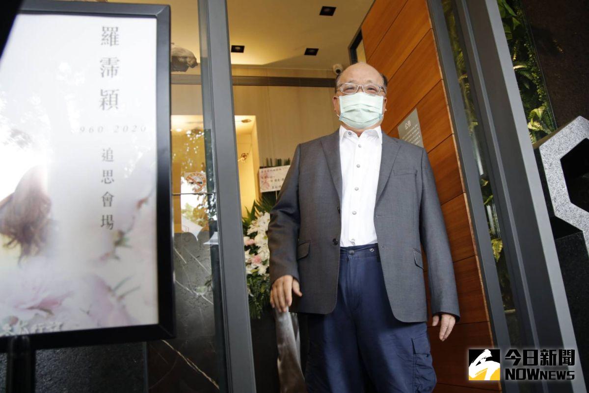 ▲胡志強靠人攙扶現身靈堂，無奈表示羅霈穎生前很支持他。（圖／記者林敬原攝, 2020.08.10）