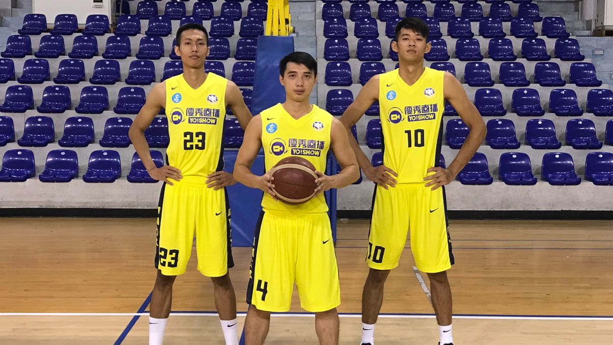 ▲SBL九太科技隊率先與林柏豪（左起）、李漢昇、陳俊翰3名選秀球員簽約。（九太科技隊提供）