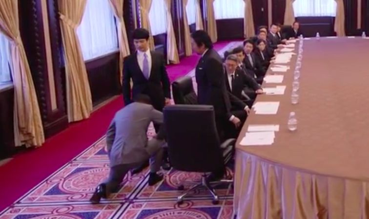 ▲伊佐山(灰衣)跟半澤直樹下跪,大快人心。(圖/翻攝TBS)