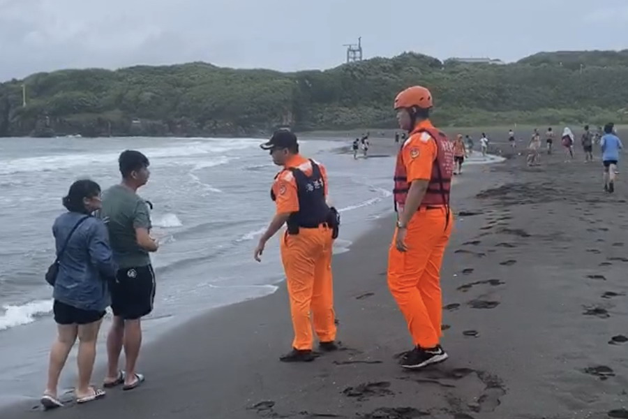 ▲米克拉颱風海陸警齊發，海巡署南部分署第5岸巡隊啟動警戒區域勸離行動。(圖／海巡署南部分署第5岸巡隊提供)