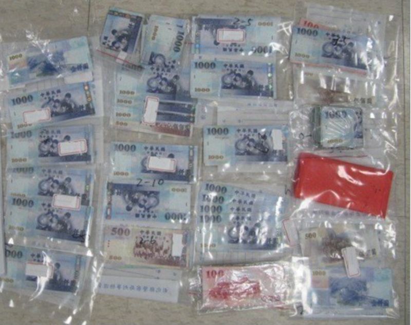▲施嘉華父母施復興、劉彩雲為求兒子當選,對線西鄉進行地毯式買票,有6村長、99名鄰長涉嫌收賄,檢警查扣賄款。(圖/記者陳雅芳翻攝,2020.08.10)