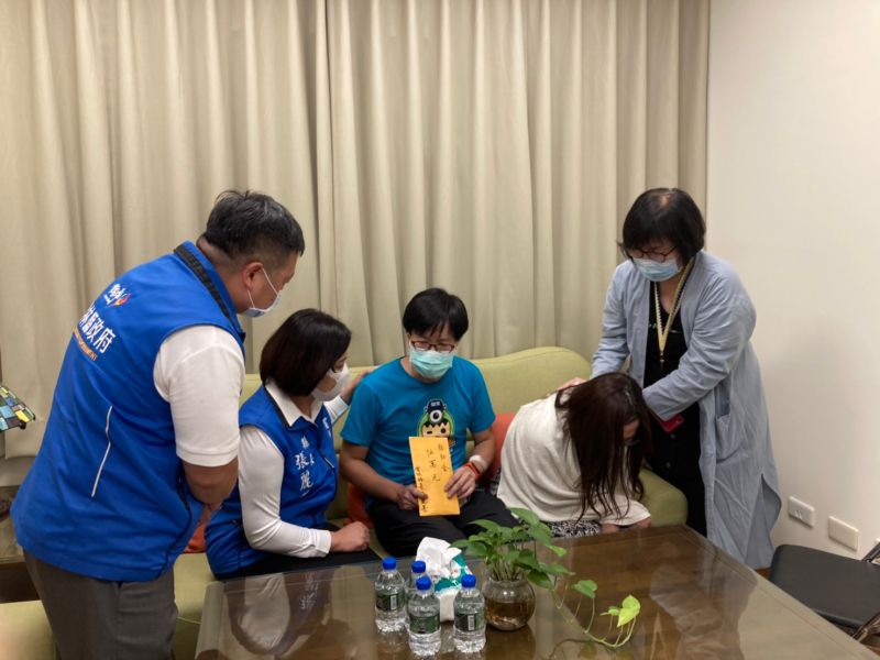 ▲縣長張麗善前往醫院探視及慰問家屬。(圖/記者簡勇鵬攝,2020.08.10)