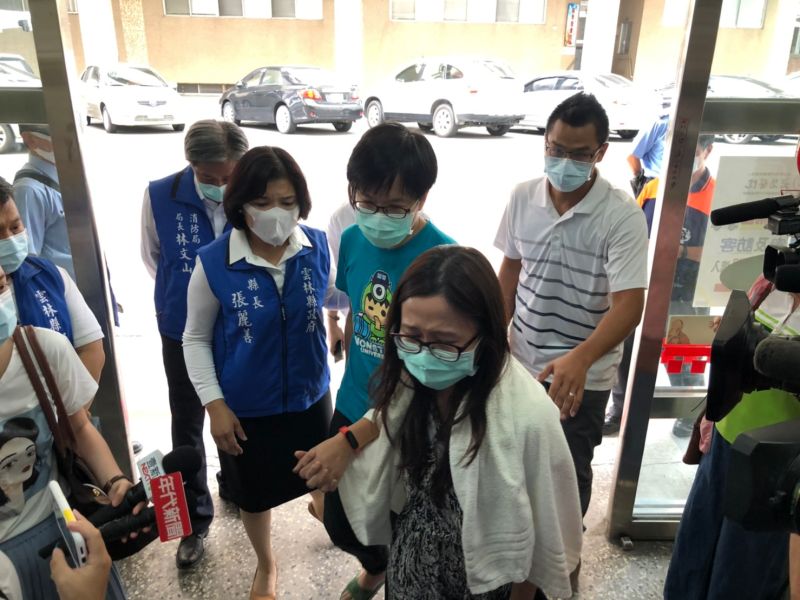▲縣長張麗善前往醫院探視及慰問家屬。(圖/記者簡勇鵬攝,2020.08.10)