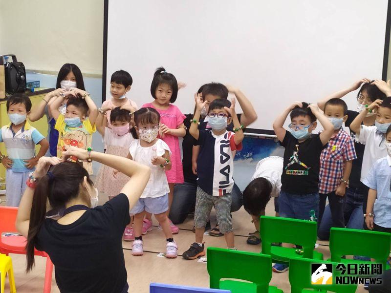 ▲學童們共同唱跳表演「五官舞」與「小不點」，氣氛活絡。（圖／記者葉靜美攝，2020.08.10）