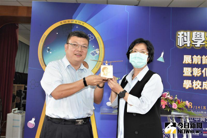 ▲文德國小送上組合小玩具給彰化縣長王惠美體驗。(圖/記者陳雅芳攝,2020.08.10)