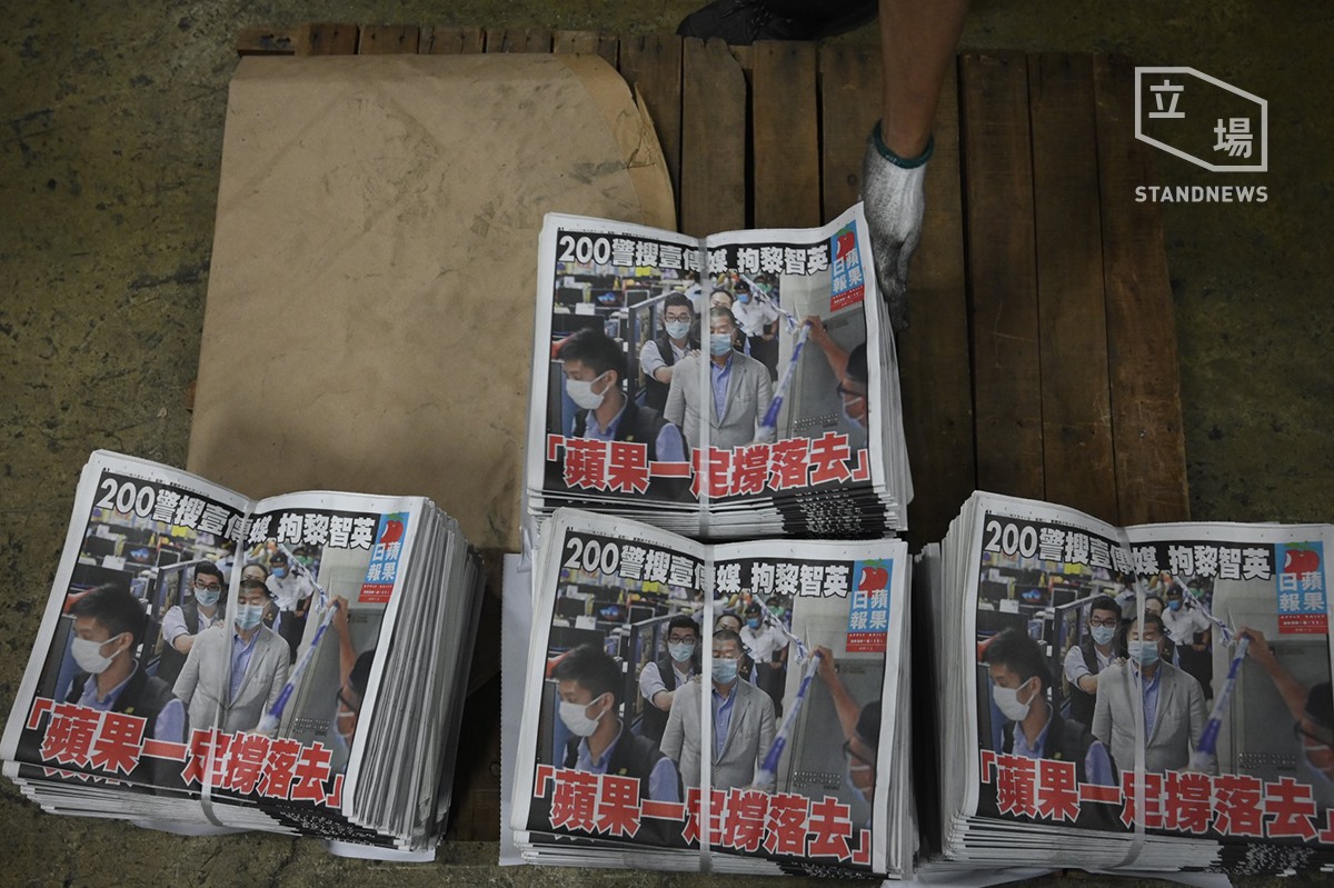 ▲黎智英被捕並未讓《壹傳媒》和《香港蘋果日報》因此噤聲，反而繼續守住工作岡位，許多香港人也以漏夜或清晨排隊購買報紙的方式，表達對民主、自由的堅持。（圖／翻攝自立場新聞）