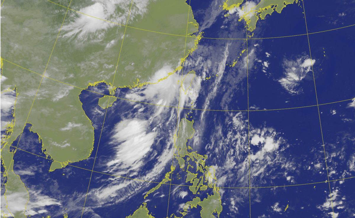 ▲米克拉颱風中心目前在金門西方，繼續向北移動，金門風雨仍持續中，預計此颱風強度未來有減弱且暴風圈有縮小的趨勢。（圖／氣象局）