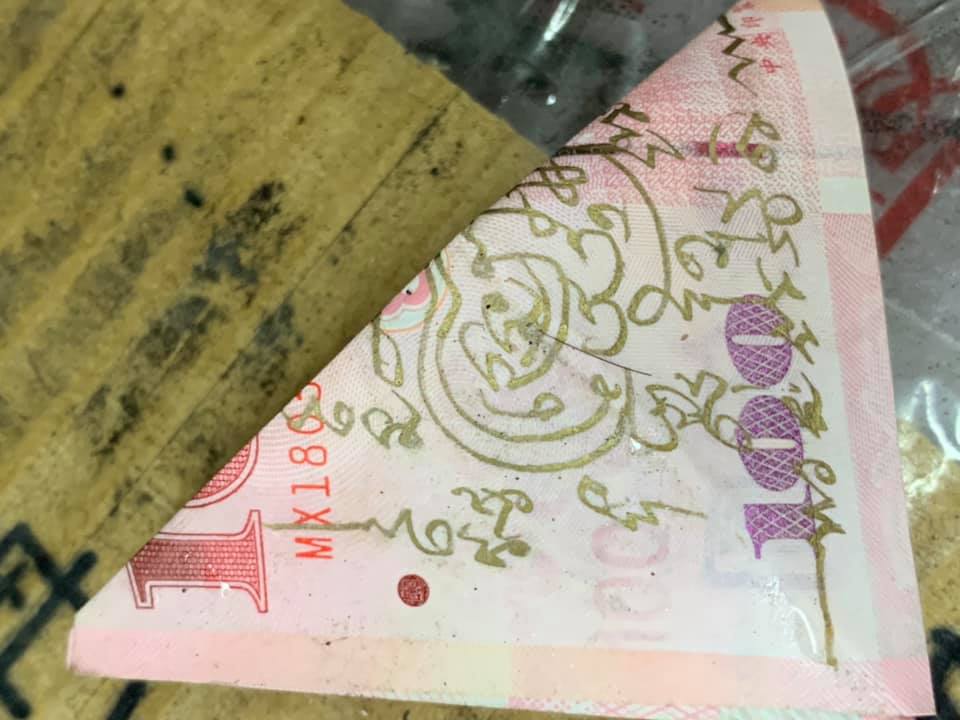 ▲網友在路邊撿到畫有符咒的百元鈔，讓他嚇得回家立刻燒香拜神。（圖／翻攝自靈異公社臉書）