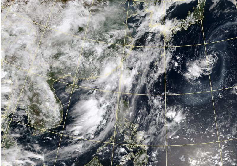 ▲輕度颱風米克拉對台灣威脅逐漸降低，氣象局預估今（ 11 ）日下午 2 時 30 分解除海上陸上颱風警報。（圖／氣象局）