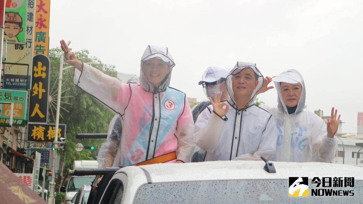▲韓市府團隊前副市長陳雄文陪李眉蓁車掃。（圖／記者鄭婷襄攝，2020.08.11）