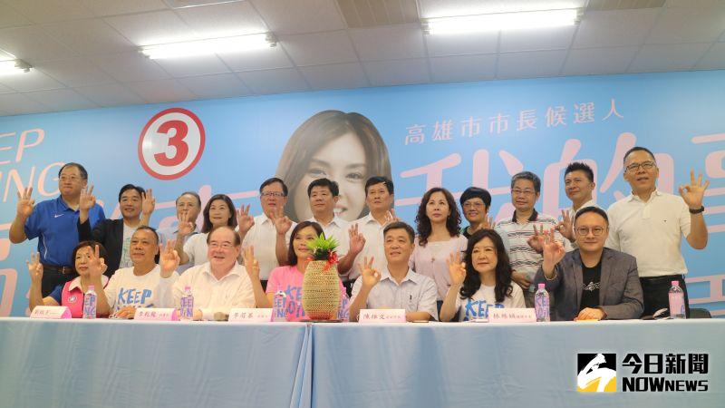 ▲十多名前韓國瑜市府團隊前由副市長陳雄文領軍,今(11)日齊聚國民黨高雄市黨部「清廉團隊挺眉蓁」。(圖/記者鄭婷襄攝,2020.08.11)
