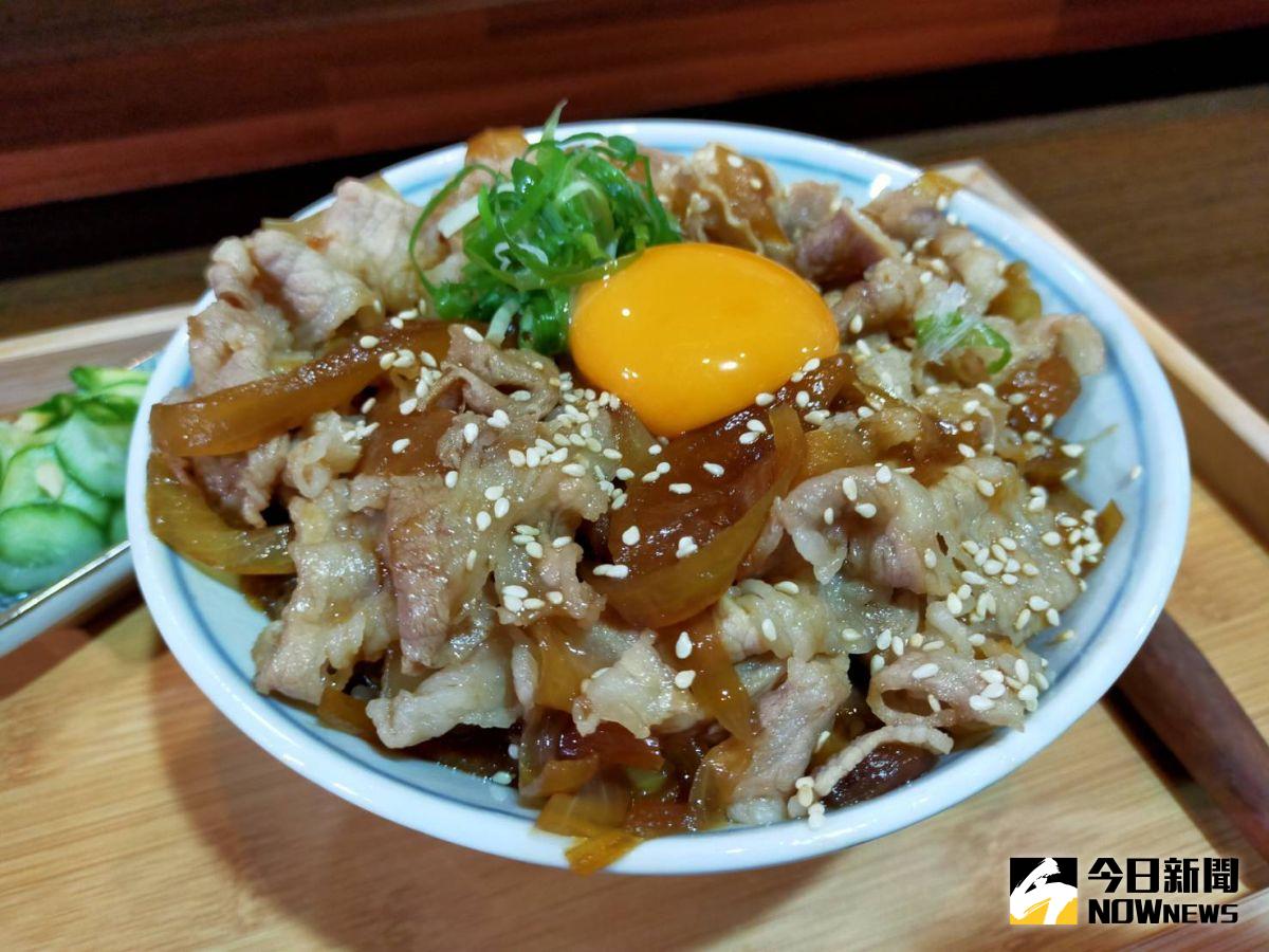 ▲太子拉麵新出品的「牛肉丼飯」舖上滿滿的牛肉片，吃起來相當滿足。（圖／記者鄭志宏攝）