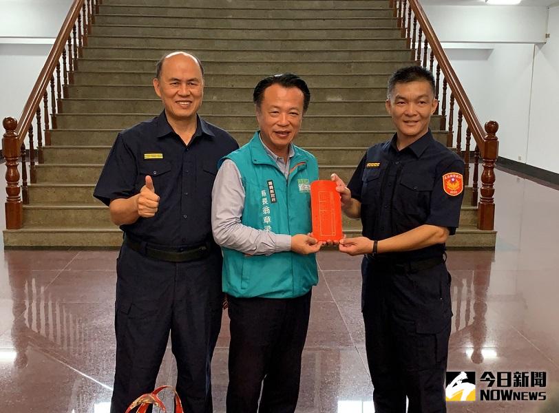 ▲嘉義縣長翁章梁今天親自前往縣警局頒發破案獎金獎勵。(圖／記者陳惲朋攝）