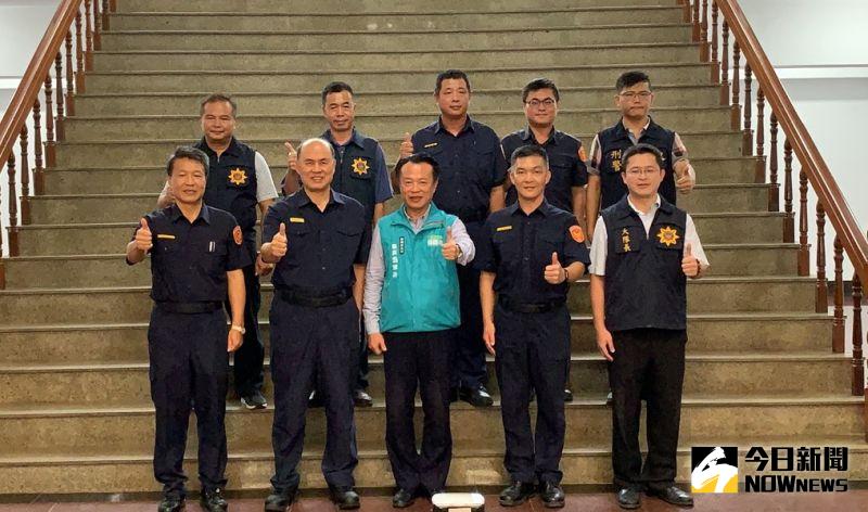 ▲嘉義縣長翁章梁與破案有功員警合影。(圖/記者陳惲朋攝)