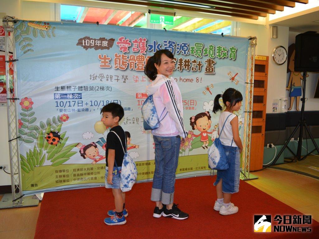 ▲李碧菁鄉長秀出藍染的青春魅力。（圖／記者郭政隆攝影2020.8.11）