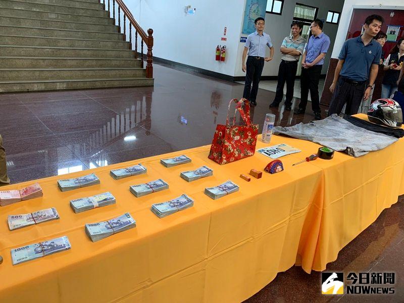 ▲歹徒作案工具及搶得現金。(圖/記者陳惲朋攝)