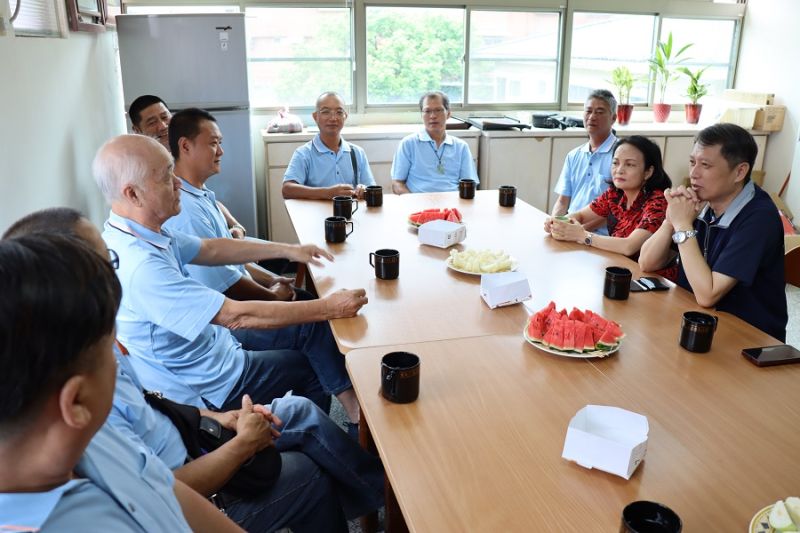 ▲勞工局長陳瑞嘉與原民局長羅美菁，今(11日)日拜訪工會理事長們並頒發感謝狀以慰勞行善團成員的付出與辛勞。（圖／新北市政府提供）