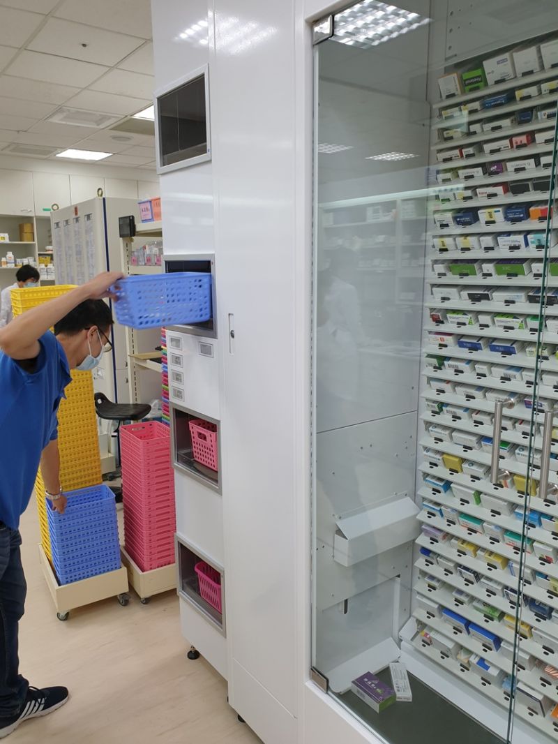 ▲盒裝調配機正面一邊有4個出藥口。(圖/成大醫院提供)