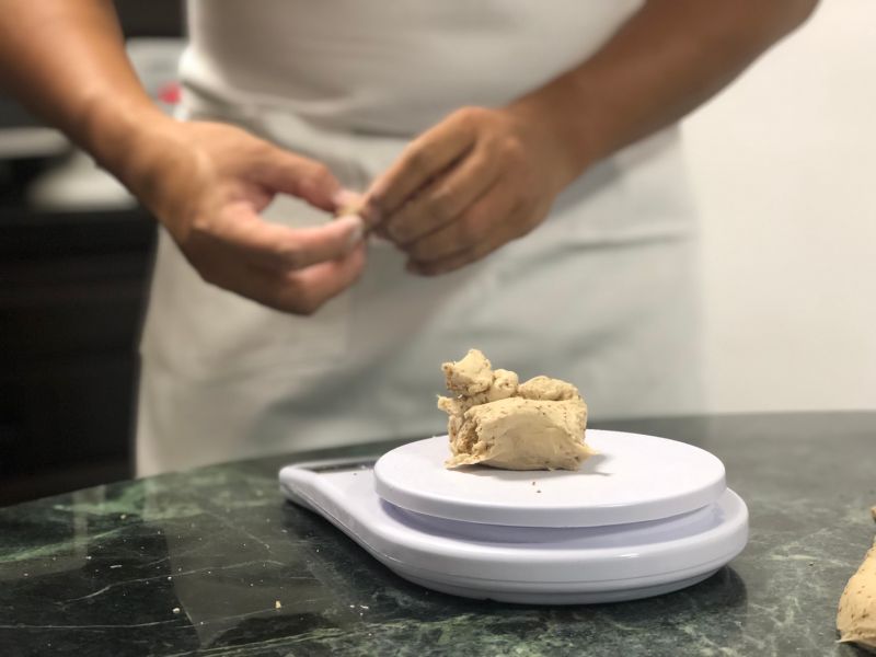 ▲思覺失調症病友同正,靠手做饅頭重新出發。(圖/記者劉雅文拍攝)