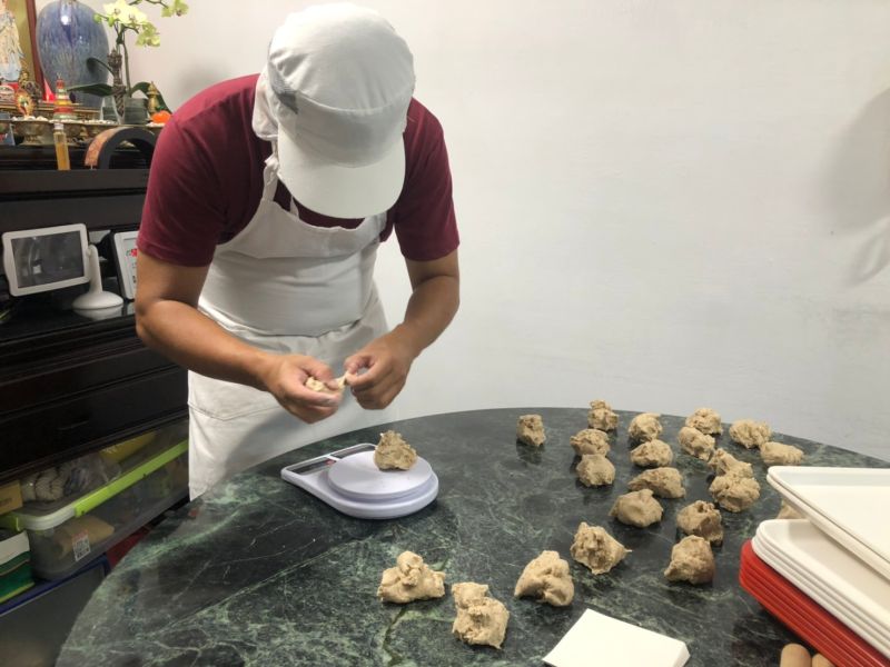 ▲罹患思覺失調症的病友同正,靠著手做饅頭重新出發。(圖/記者劉雅文拍攝)