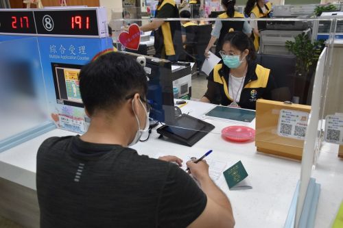 ▲新北市持續獨家提供代辦因改名、身分證字號等案件之護照換發服務,最快6個工作天就能領到新護照。(圖/新北市民政局提供) ▲新北市持續獨家提供代辦因改名、身分證字號等案件之護照換發服務,最快6個工作天就能領到新護照。(圖/新北市民政局提供)