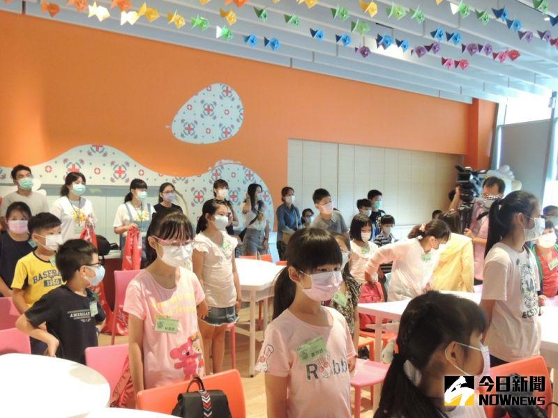 ▲嘉義縣消防局首次聯手故宮南院規劃3梯次消防夏令營,受訓學員依規定起立宣誓至誠與恪遵規則。(圖/記者任禮清攝 2020.08.11)