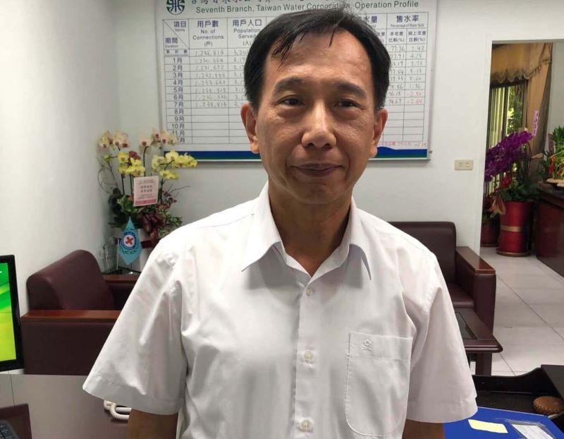 ▲台灣自來水公司第7區管理處處長武經文說明改善澄清湖高級淨水場水質軟化系統的情形。(資料照/記者黃守作攝)
