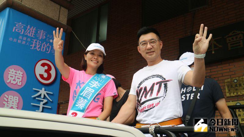 ▲國民黨主席江啟臣陪李眉蓁車掃。(圖/記者鄭婷襄攝,2020.08.11)