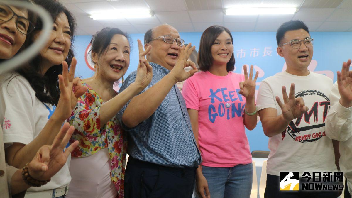 ▲前台中市長胡志強與夫人邵曉鈴今（11）現身國民黨高雄市黨部，替李眉蓁加油打氣。（圖／記者鄭婷襄攝，2020.08.11）
