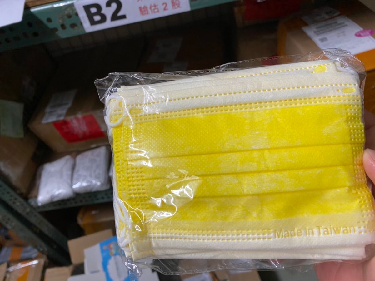 ▲財政部關務署台北關8月10日晚間在快遞貨物查獲13筆共7350片偽標產地MADE IN TAIWAN的口罩，並移請主管機關議處。（圖／關務署提供）