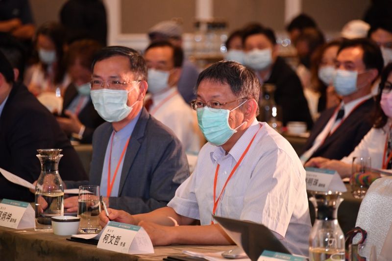 台北市長柯文哲,11日下午出席台北後疫情時代觀光旅遊轉型論壇。並在致詞時提到,前總統馬英九時代開放大陸旅遊,讓台北市多了10000多間旅館房間,不過蓋完陸客就都不來了,現在卻因為新冠肺炎疫情大受影響。