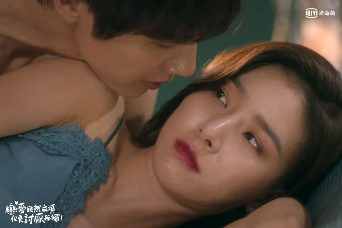 ▲金昭誾（右）劇中嫌戀愛很麻煩，但不喜歡孤獨就與醫生、空少、保鑣等人同居。（圖／愛奇藝台灣站）