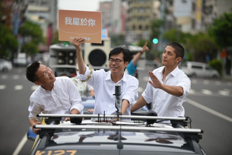 ▲▲民進黨高雄市長補選候選人陳其邁，今（11）與高人氣的新境界文教基金會副執行長吳怡農，及總幹事趙天麟一同進行車隊掃街。（圖／陳其邁競選總部提供）