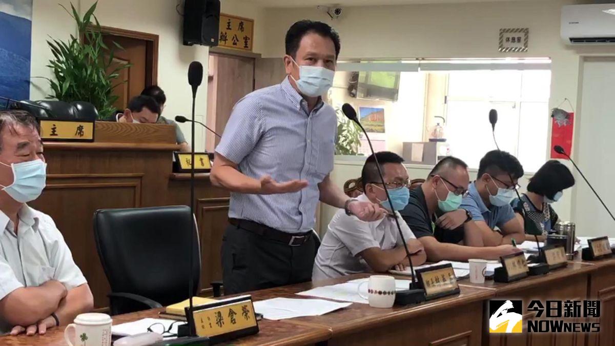 ▲秀水鄉代會召開臨時會討論振興經濟發放現金方案，秀水鄉長林英嘉考量鄉公所財政問題，改為鎖定弱勢族群低收入戶每戶發放。（圖／記者陳雅芳攝，2020.08.11）