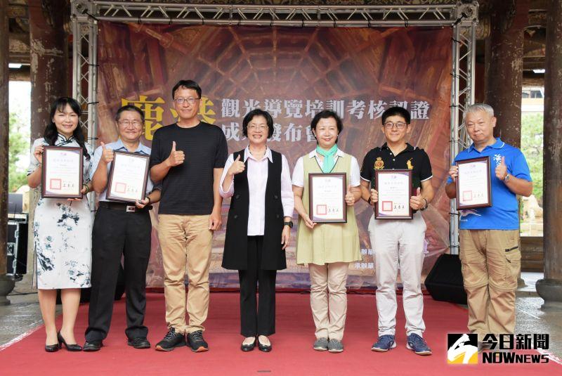 ▲縣長王惠美在鹿港龍山寺頒發「服務資格證明」予通過考核的31人。(圖/記者陳雅芳攝,2020.08.11)