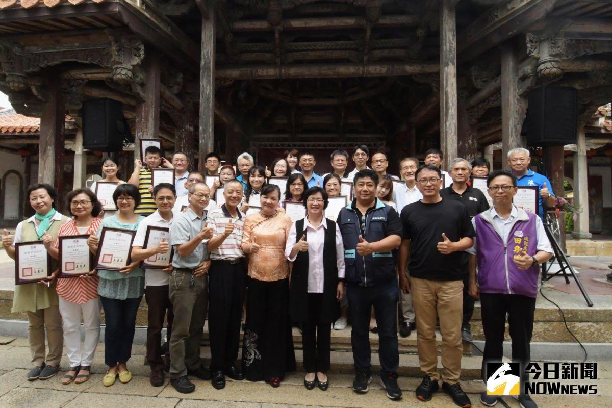 ▲彰化縣政府開辦「鹿港地區導覽進階培訓課程」招訓英、日語導覽解說人員，縣長王惠美頒發「服務資格證明」予通過考核的31人。（圖／記者陳雅芳攝，2020.08.11）