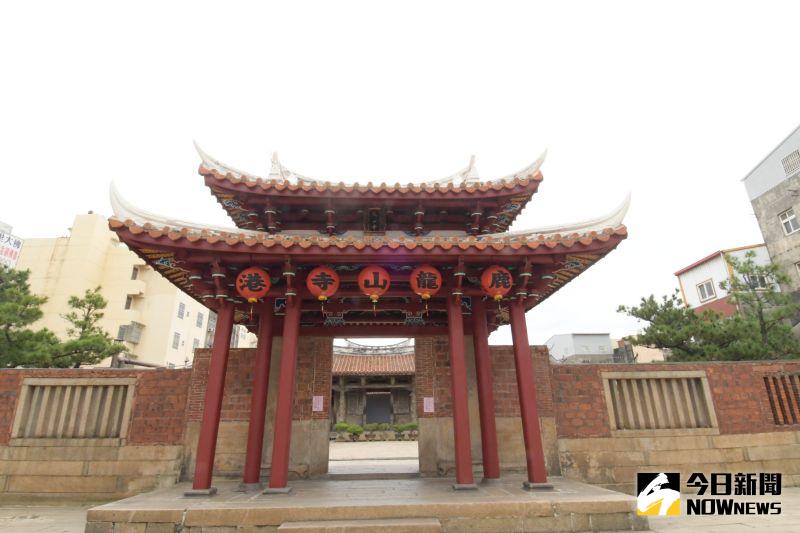 ▲龍山寺壯觀精緻,是公認現存最完整最美的清代建築,其建築之精良、雕刻之巧妙居全臺寺廟之冠,如高大挺秀的山門、結構之細。(圖/記者陳雅芳攝,2020.08.11)