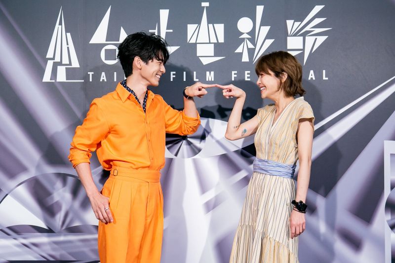 ▲哪有什麼不搭啊,林柏宏(左)、謝欣穎戲裡戲外都超搭的。(圖/牽猴子)