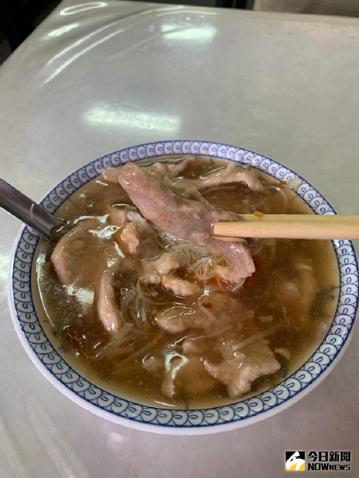 ▲林場肉羹精選上等黑毛豬後腿肉，切成條狀稍微調味後，裹上薄薄的地瓜粉，再放入大鍋中熬煮，一入口吃起來全是新鮮豬肉的香甜。(圖/記者康子仁攝)
