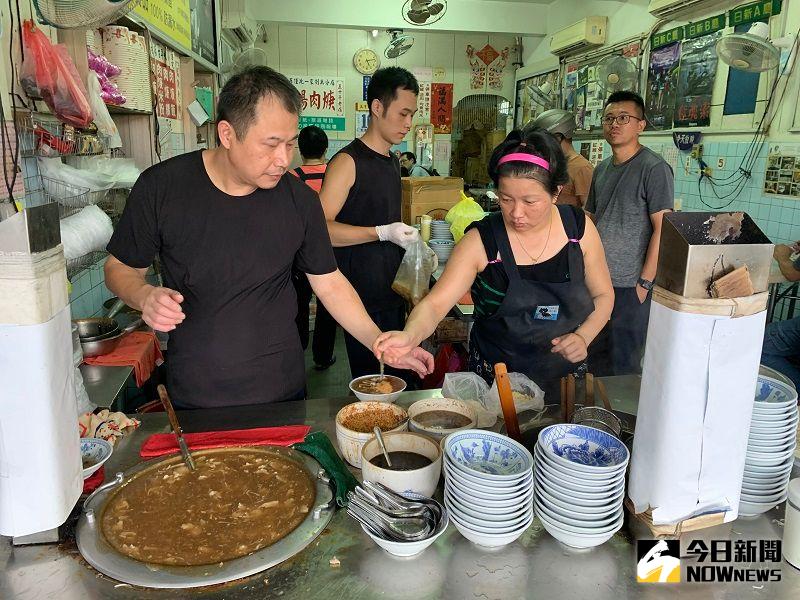 ▲弟弟李再燈守著林場肉羹的招牌,如今已傳給長子李建和接棒,第三代也在店裡幫忙。(圖/記者康子仁攝)