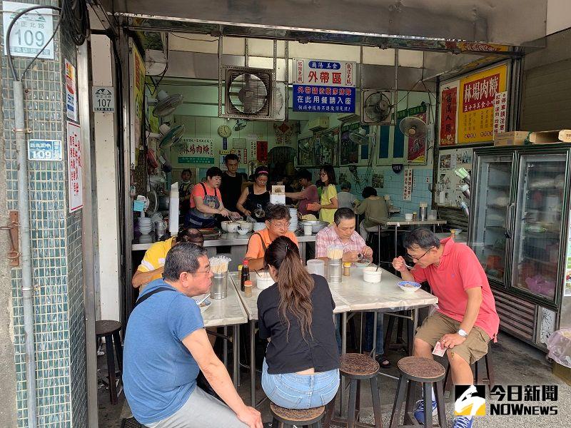 ▲不管是不是用餐時間,林場肉羹經常是高朋滿座,除了當地人懷舊而來,更有不少遊客慕名而來。(圖/記者康子仁攝)