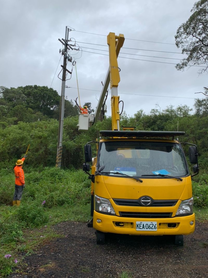▲受輕颱米克拉影響,金門全島共590戶停電。(圖/台電金門營業處提供)